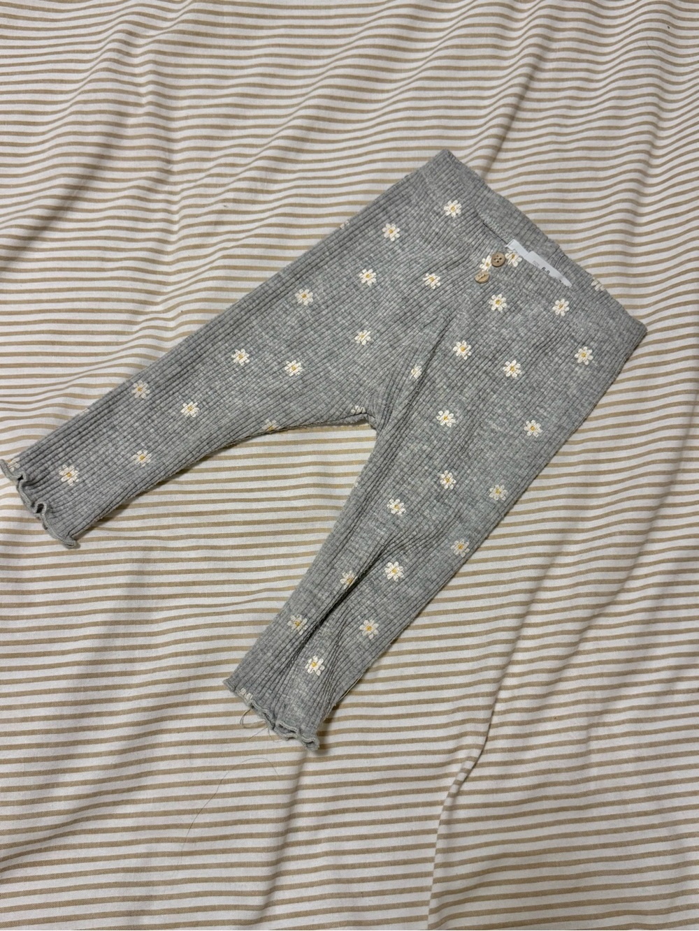 Zara | Gray Ribbed Knit Leggings with White Daisy Pattern